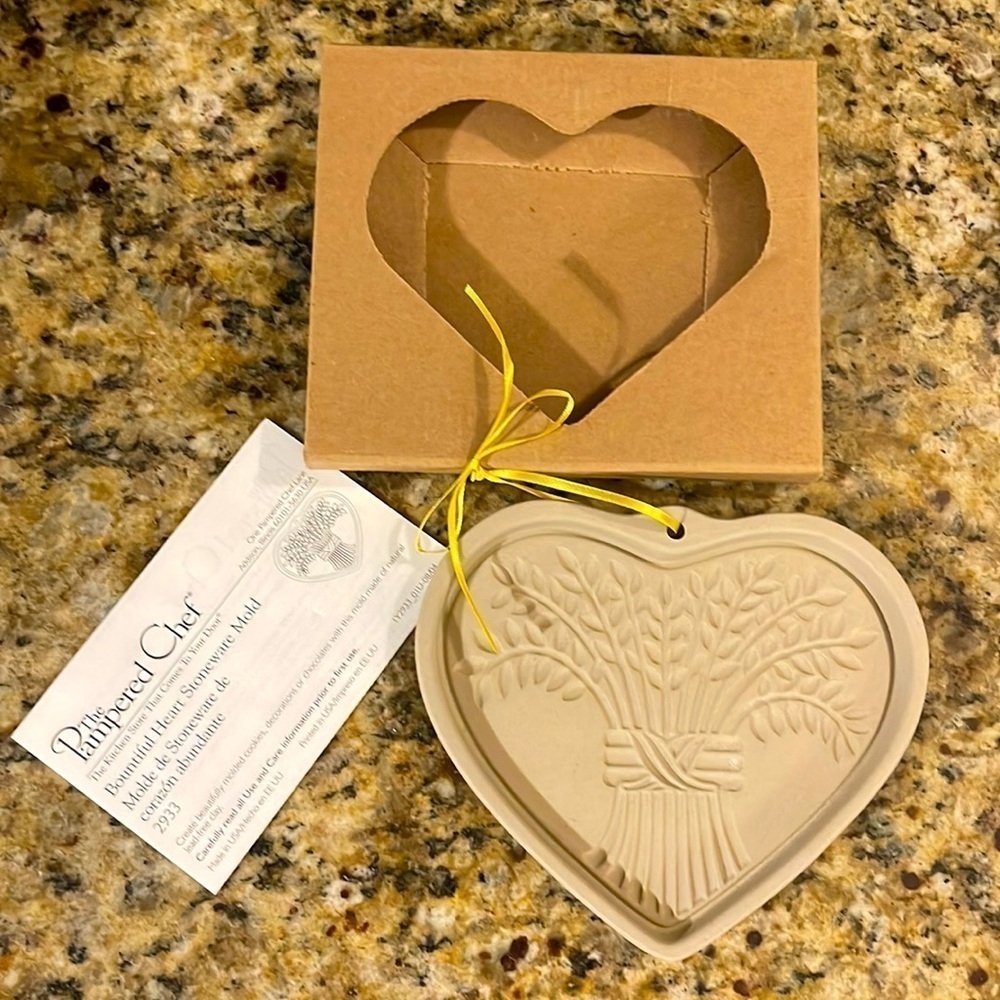 The Pampered Chef Family Heritage Stoneware Collection Bountiful Heart 2004 USA